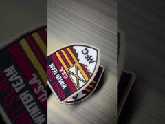 Maßgeschneiderte Design-Bekleidung, -Besätze und -Accessoires mit individualisierbaren Anhängeetiketten