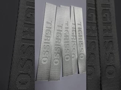 Stoffetikett mit kundenspezifischen Designs und PDF-Artwork-Datei für gewebte Kleidungsetiketten