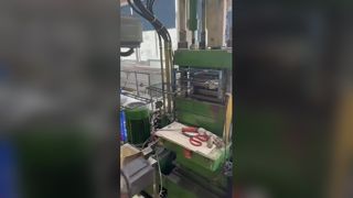 Tatsächliche Aufnahme des automatisierten Produktionsprozesses für die Anbringung von Black-Label-Etiketten und Kunststoffformen