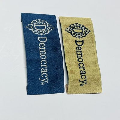 Künstlerische Etiketten für T-Shirts