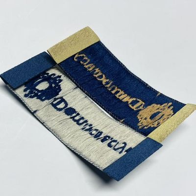 Künstlerische Etiketten für T-Shirts