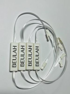 Embossed Logo Label Snap Lock Pin Loop Plastikbefestigungsmittel Hang Tag mit String