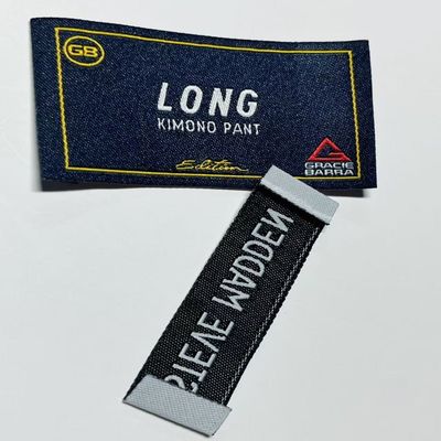 Ultraschallgeschnitten Broderierte Gewebte Bekleidungsetiketten Bekleidungsetiketten Custom